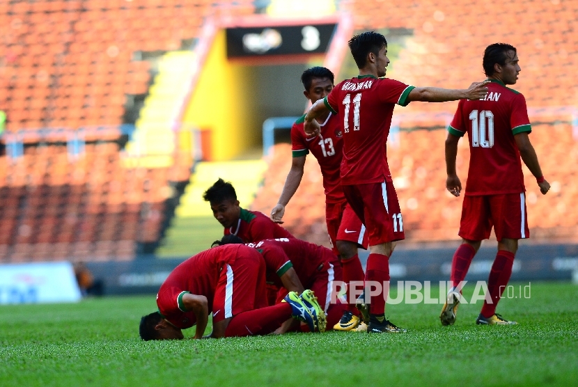 Pesepakbola Indonesia melakukan selebrasi usai menjebol gawang Kamboja pada kualifikasi sepak bola SEA Games 2017 Kuala Lumpur di Stadion Shah Alam, Malaysia, Kamis (24/8). 