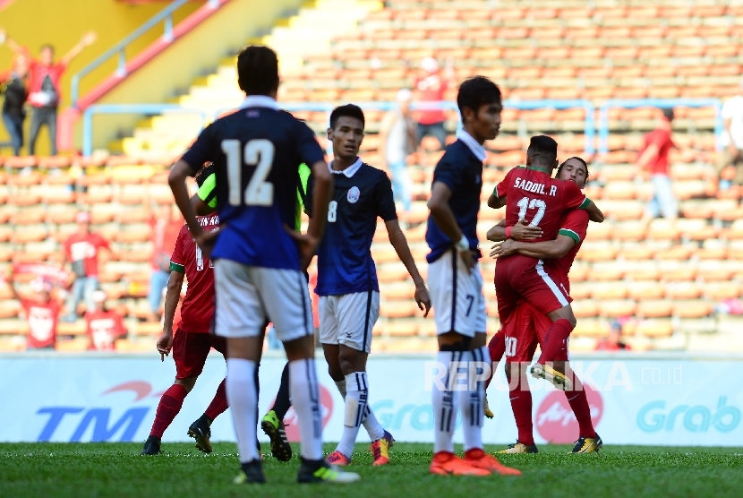 Pesepakbola Indonesia melakukan selebrasi usai menjebol gawang Kamboja pada kualifikasi sepak bola SEA Games 2017 Kuala Lumpur di Stadion Shah Alam, Malaysia, Kamis (24/8).