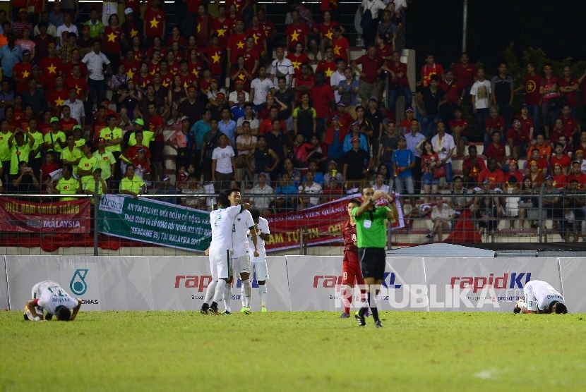   Pesepakbola Indonesia melakukan sujud syukur usai bertanding melawan Vietnam pada pertandingan Sepakbola SEA Games Kuala Lumpur 2017 di Stadion Majelis Perbendaharaan Selayang, Malaysia, Selasa (22/8) malam.