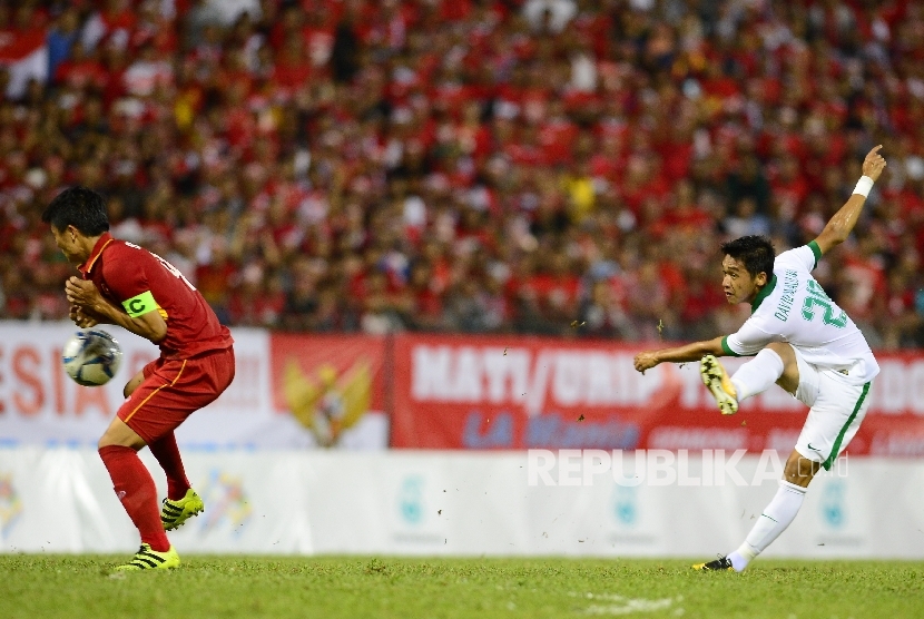   Pesepakbola Indonesia mencoba menembak bola ke gawang Vietnam pada pertandingan Sepakbola SEA Games Kuala Lumpur 2017 di Stadion Majelis Perbendaharaan Selayang, Malaysia, Selasa (22/8) malam. 