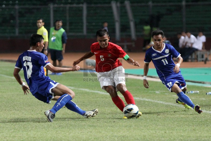 Pesepakbola Indonesia Muhammad Fatchu Rochman (tengah) berebut bola dengan pesepakbola Filipina saat laga grup G kualifikasi Piala AFC 2013 di Stadion Gelora Bung Karno, Kamis (10/10). (Republika/Yasin Habibi)