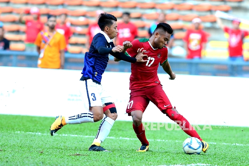 Pesepakbola Indonesia Saddil Ramdani (kanan)