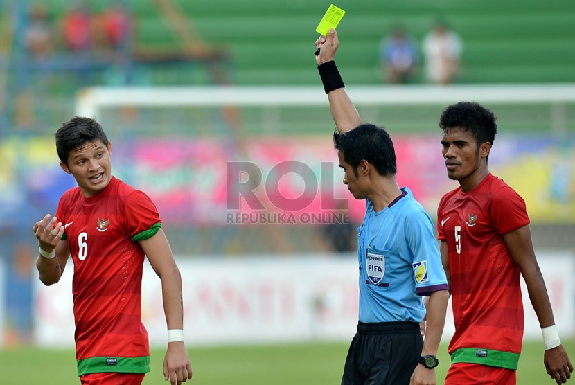  Pesepakbola Indonesia Syamsir Alam mendapat kartu kuning pada semi final sepak bola Islamic Solidarity Games (ISG) III di Stadion Gelora Sriwijaya Jakabaring, Palembang, Sumsel, Jumat (27/9).  (Republika/Prayogi)