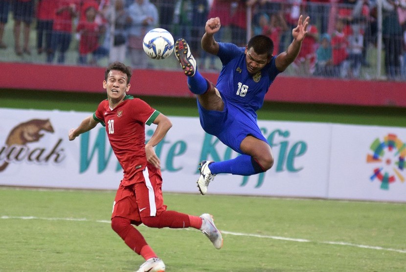 Pesepakbola Indonesia U-19 Egy Maulana Vikri (kiri) berebut bola dengan pesepak bola Thailand U-19 Pithak Phaphirom (kanan) dalam pertandingan perebutan juara ketiga Piala AFF U-19 di Stadion Gelora Delta Sidoarjo, Jawa Timur, Sabtu (14/7).
