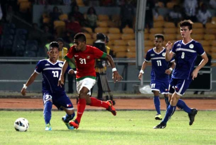Pesepakbola Indonesia Yabes Roni berusaha melewati pesepakbola Filipina dalam laga kualifikasi group G AFC U-19 di Gelora Bung Karno, Senayan, Jakarta, Kamis (10/10).