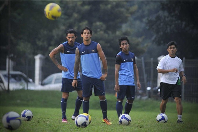  Pesepakbola Irfan Bachdim berlatih bersama untuk persiapan timnas menghadapi pertandingan penyisihan Pra Piala Asia melawan Arab Saudi di Lapangan PSSI, Jakarta, Jumat (15/3). 