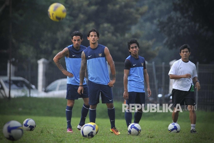 Pesepakbola Irfan Bachdim berlatih bersama untuk persiapan timnas menghadapi pertandingan penyisihan Pra Piala Asia melawan Arab Saudi di Lapangan PSSI, Jakarta, Jumat (15/3).