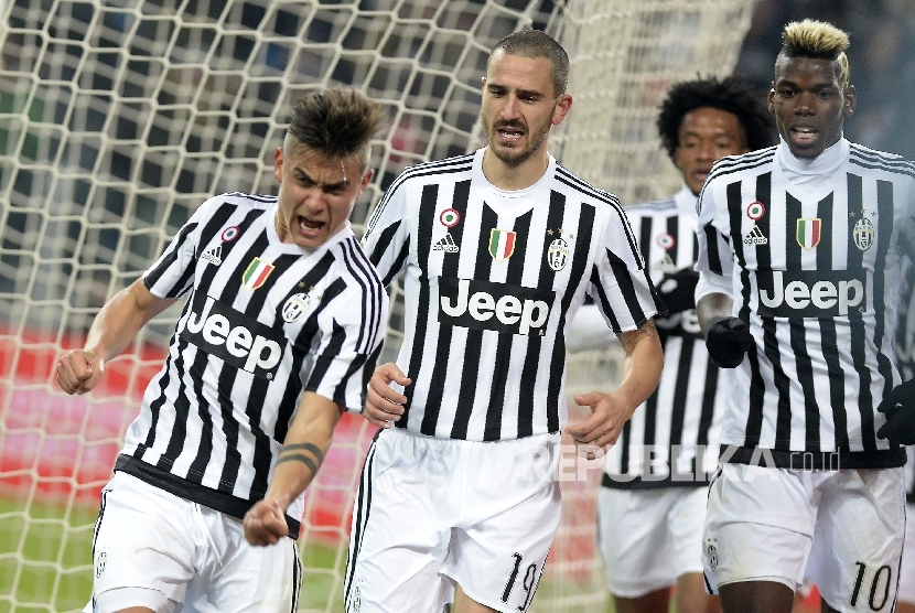 Pesepakbola Juventus Paulo Dybala (kiri) bersama rekannya satu tim di Stadion Juventus, Turin.