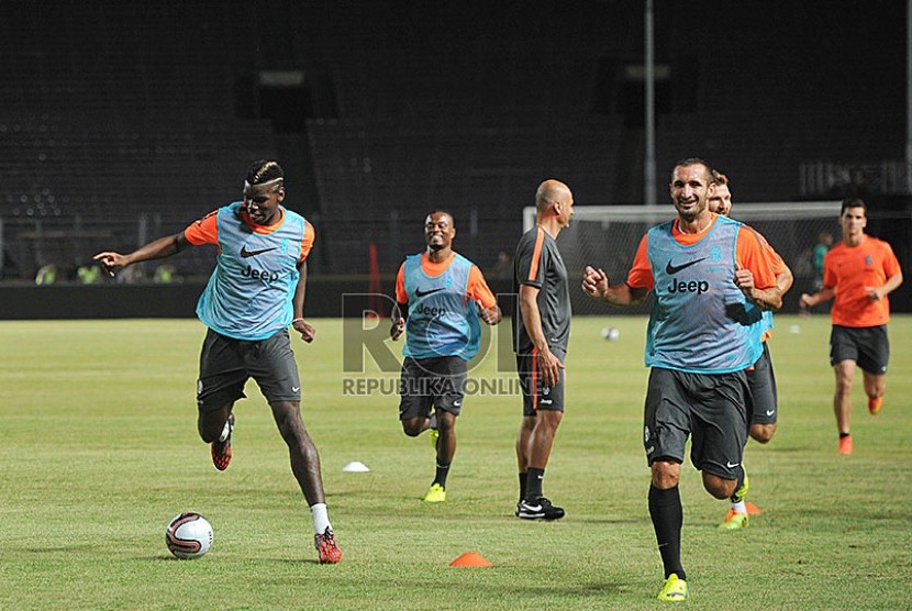 Pesepakbola klub Italia Juventus Paul Pogba (kiri) mengikuti sesi latihan jelang tur Juventus ke Asia-Pasific di Stadion Gelora Bung Karno, Selasa (5/8). 