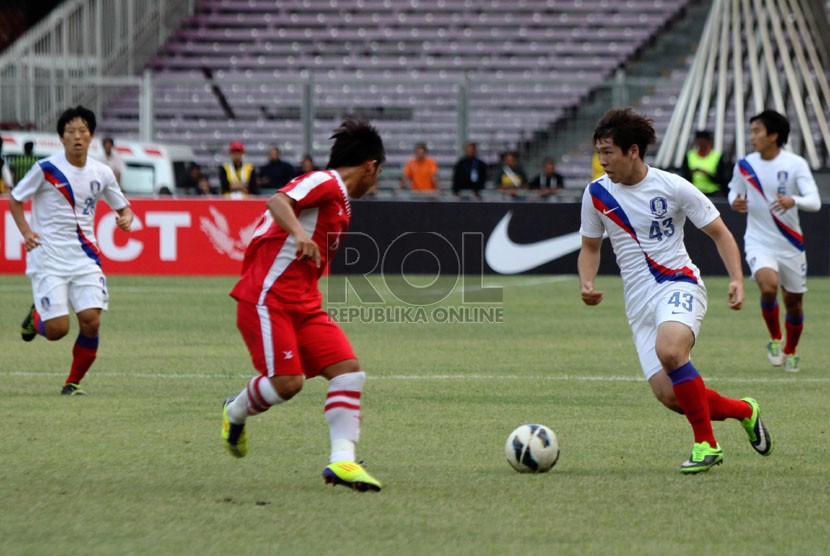 Pesepakbola Korea Selatan Shim Jehyeok (43) berusaha melewati pesepakbola Laos saat laga grup G kualifikasi Piala AFC 2013 di Stadion Gelora Bung Karno, Kamis (10/10).