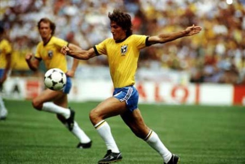 Pesepakbola legendaris Brasil, Zico, saat menggiring bola.