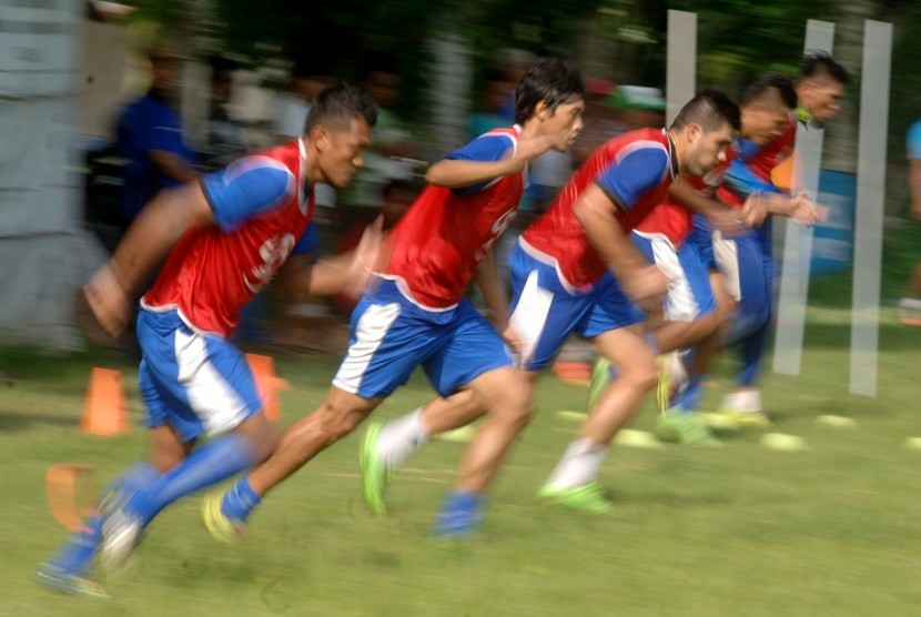 Pesepakbola Madura United FC (MUFC) mengikuti latihan di lapangan Kowel, Pamekasan, Jatim, Senin (22/2)