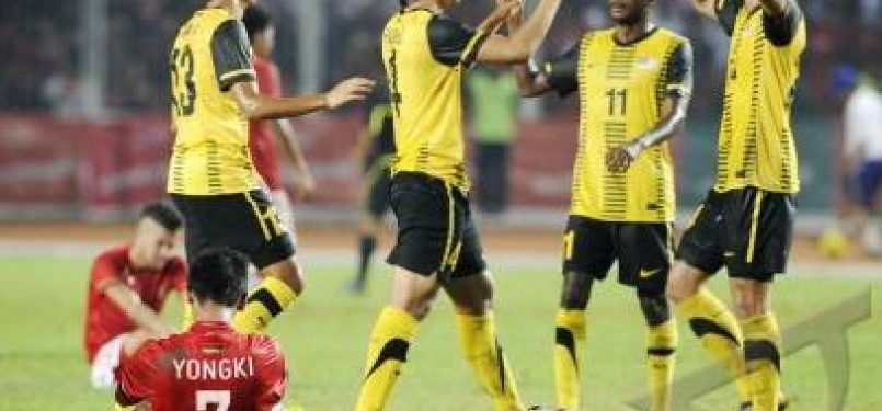 Pesepakbola Malaysia merayakan kemenangan usai mengalahkan pada babak kualifikasi cabang sepakbola SEA Games XXVI, di Stadion Utama Gelora Bung Karno Jakarta, Kamis (17/11). 