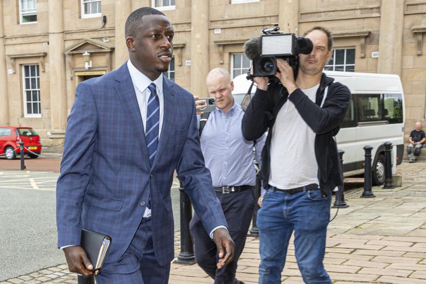 Pesepakbola Manchester City Benjamin Mendy tiba di Pengadilan Chester Crown di Chester, Inggris, Selasa 16 Agustus 2022. Pesepak bola itu dituduh delapan pemerkosaan, satu serangan seksual dan satu percobaan pemerkosaan. Dia menyangkal semua tuduhan. 