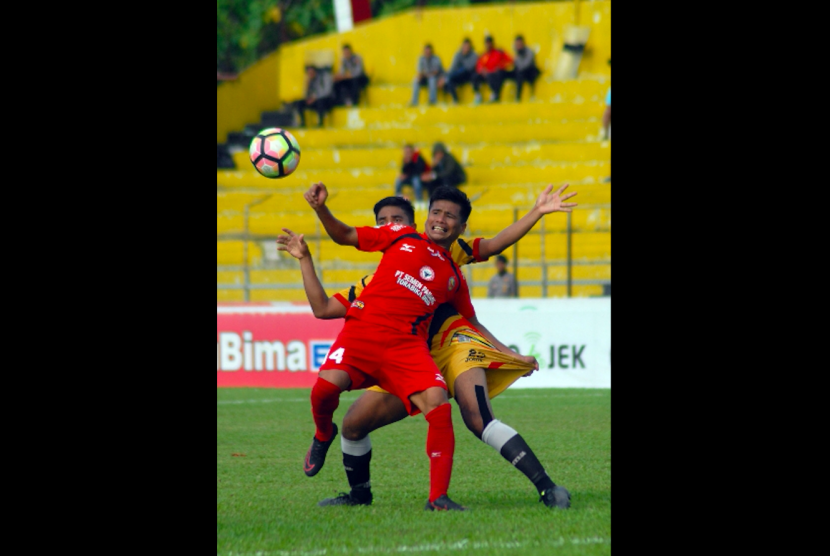 Pesepakbola Mitra Kukar FC Joko Sidik (belakang) membayangi pemain Semen Padang FC, Tambun Naibaho (depan) yang sedang berusaha menyambut bola pada pertandingan lanjutan Liga 1 Gojek Traveloka, di Stadion GOR H Agus Salim, Padang, Sumatra Barat, 19 Oktober 2017. Semen Padang FC dikalahkan tamunya, Mitra Kukar FC dengan skor 1-2.