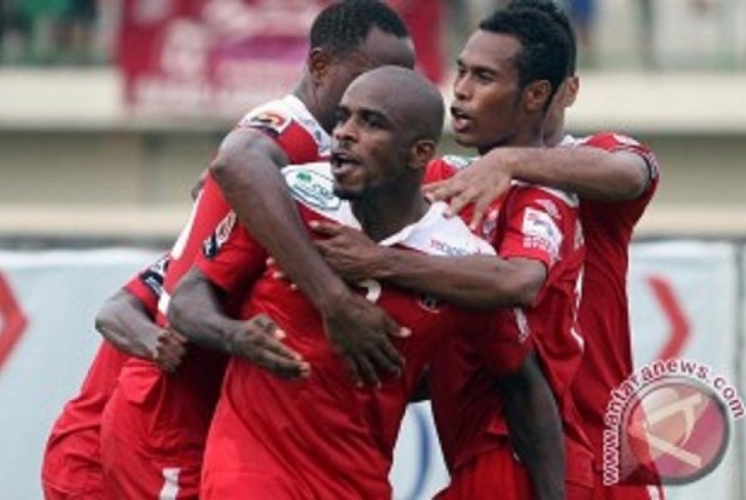 Pesepakbola Pelita Jaya Greg Nwokolo (tengah) pencetak satu-satunya gol bagi timnya saat melawan Persiba Balikpapan yang berakhir 1-3.