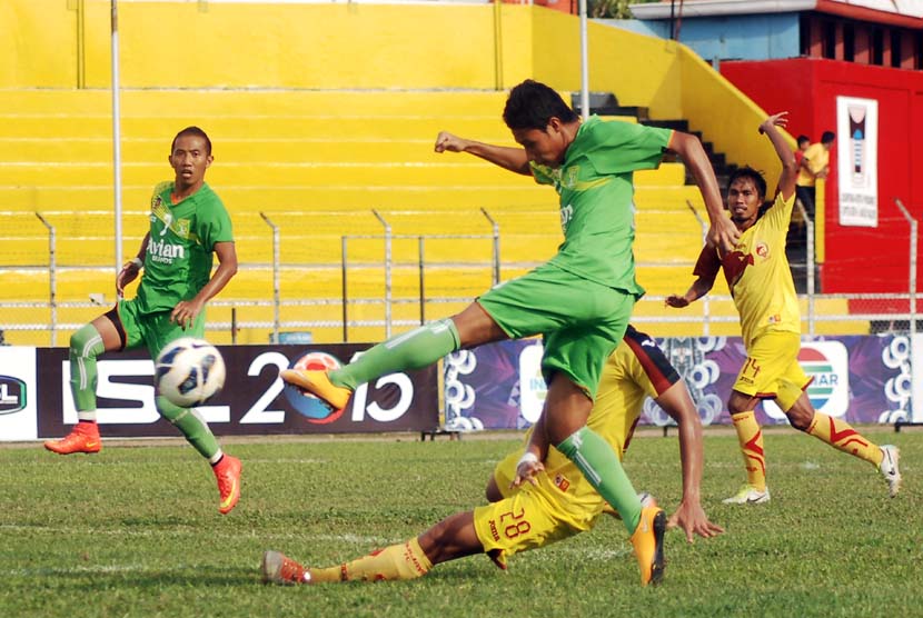Pesepakbola Persebaya, Evan Dimas (dua kiri), melepaskan tendangan dibayangi pemain Sriwijaya FC, David Balla, pada laga pamungkas Grup A SCM Cup 2015 di Stadion Agus Salim, Padang, Sumatera Barat, Rabu (21/1). 