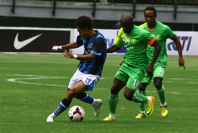  Pesepakbola Persebaya Surabaya, Greg Nwokolo (tengah) berebut bola dengan pemain Persiram Raja Ampat saat pertandingan ISL2014 di Stadion Gelora Bung Tomo, Surabaya, Jatim, Selasa (18/2). (Antara/Suryanto)