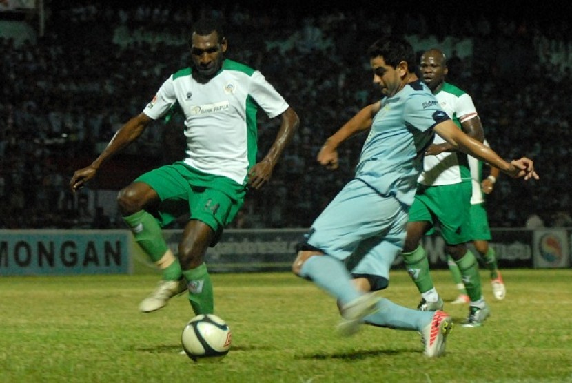 Pesepakbola Persela Mario Costas (kanan) mendapat pengawalan pemain Persiwa Wamena Yesaya Desnam (kiri) dalam pertandingan lanjutan kompetisi Indonesia Super League (ISL) di stadion Surajaya Lamongan, Jawa Timur, Kamis (5/9). 