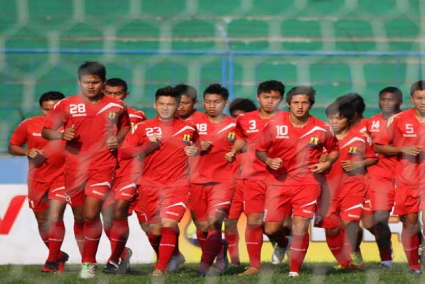  Pesepakbola Persema Malang berlatih di Stadion Gajayana, Malang, Jawa Timur, Jumat (22/6).