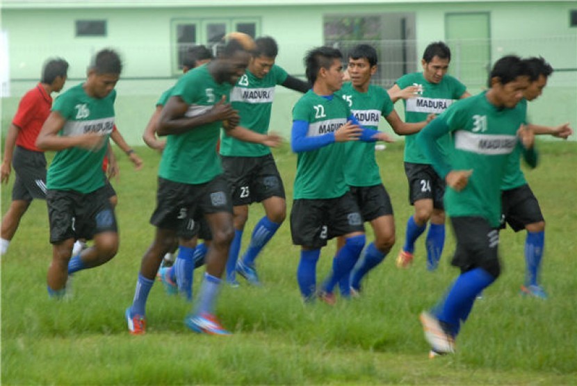 pesepakbola Persepam Madura United (P-MU) mengikuti latihan di lapangan Sdangdang, Pamekasan, Jawa Timur. 