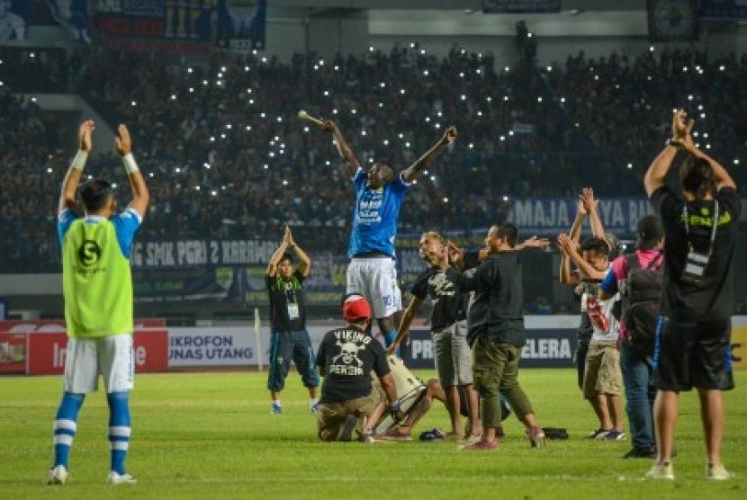 Pesepakbola Persib Bandung Ezechiel N’douassel (tengah) bersama rekan setimnya dan ofiicial merayakan kemenangan seusai mengalahkan Persipura Jayapura dalam laga lanjutan Gojek Liga 1 di Stadion Gelora Bandung Lautan Api (GBLA), Bandung, Jawa Barat, Sabtu (12/5). Dalam pertandingan tersebut, Persib Bandung berhasil menakluka Persipura Jayapura dengan skor 2-0. 