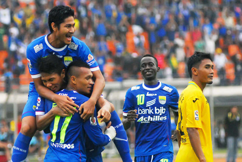 Pesepakbola Persib Bandung melakukan selebrasi gol yang dilakukan Ferdinand Sinaga (17) saat melawan Gresik United dalam lanjutan kompetisi Indonesia super League di Stadion Jalak Harupat, Bandung, Kamis (29/5). 