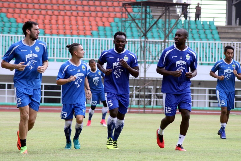Pesepakbola Persib Bandung melakukan sesi latihan ringan (ilustrasi).