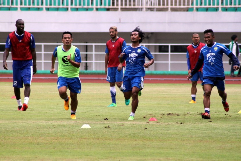 Pesepakbola Persib Bandung melakukan sesi latihan ringan di Stadion Pakansari, Cibinong, Kabupaten Bogor, Jawa Barat, Jumat (21/4).