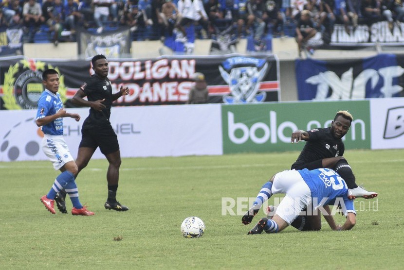 Pesepakbola Persib Bandung Srdan  Lopicic terjatuh pada laga pertama Piala Presiden 2019 di Stadion Si Jalak Harupat, Kabupaten Bandung, Sabtu (2/3). 