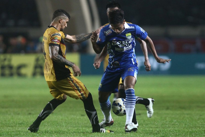 Pesepakbola Persib Bandung Yandi Sofyan (kanan) berebut bola dengan pesepakbola Mitra Kukar Arthur Cunha Da Rocha (kiri) pada laga perdana Liga Bhayangkara di Stadion Si Jalak Harupat,Kabupaten Bandung, Jawa Barat, Kamis (17/3).