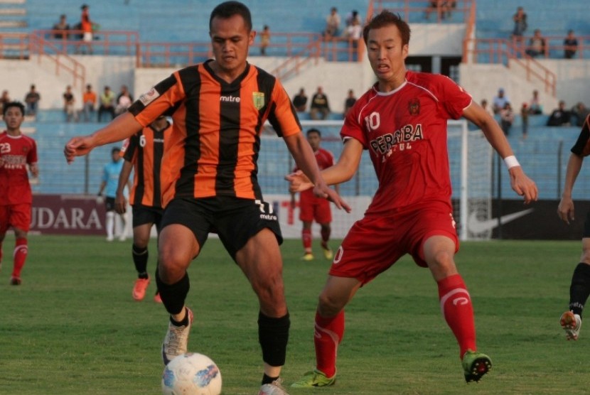 Pesepakbola Persiba Bantul, Kim Yong Han (kanan) berebut bola dengan pesepakbola Persibo Bojonegoro, Edi Sibung (kiri) pada pertandingan Liga Prima Indonesia Sportindo (LPIS) di Stadion Sultan Agung Bantul, Rabu (11/7). Pertandingan tersebut dimenangkan ol