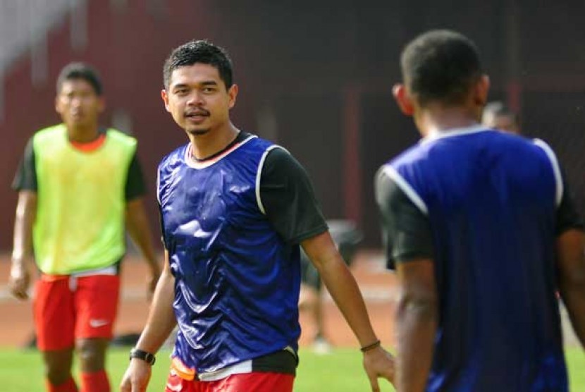 Pesepakbola Persija Jakarta Bambang Pamungkas mengikuti latihan perdana Tim Nasional Indonesia usai libur di Stadion Utama Gelora Bung Karno, Jakarta, Selasa (30/10). 