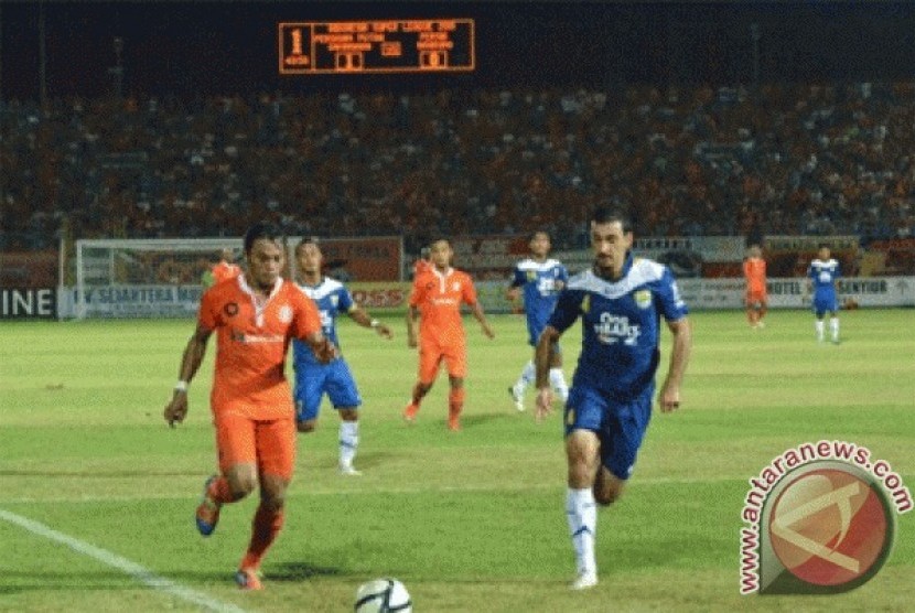 Pesepakbola Persisam, Supriono (kiri), berupaya melewati pemain belakang Persib Bandung, Nasser Al Sebay, pada laga lanjutan Indonesia Super Liga (ISL) yang berlangsung di Stadion Segiri Samarinda, Kalimantan Timur, Sabtu (16/2).