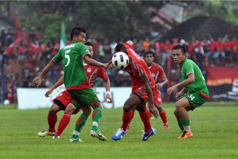 Pesepakbola Persitema Temanggung (merah) bertanding dalam laga Divisi Utama Liga Indonesia. (ilustrasi) 
