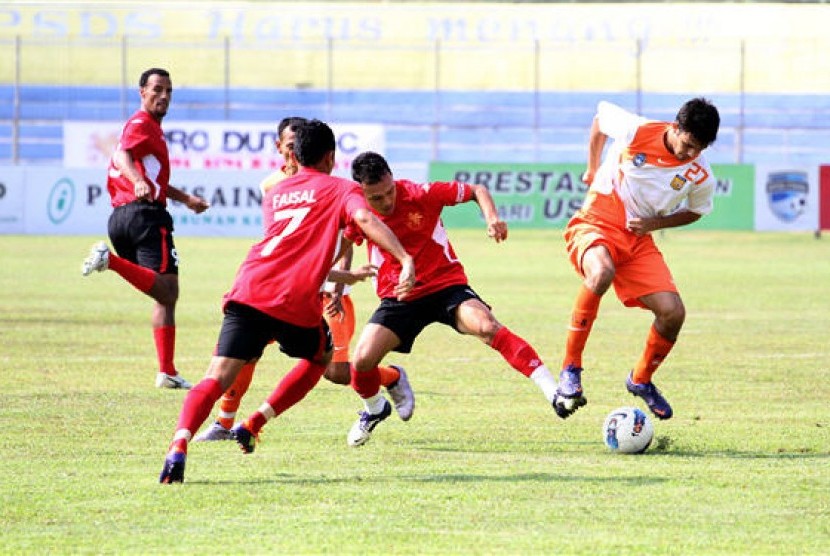 Pesepakbola Produta FC Medan (merah) dalam laga Indonesia Premier League (IPL). 