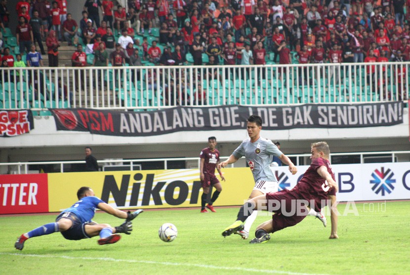 Pesepakbola PSM Makassar Eero Merknanen (kanan) melakukan tendangan ke gawang yang dijaga kiper Kaya FC Iloilo Michael Casas (kiri) dalam pertandingan penyisihan grup H Piala AFC 2019 di Stadion Pakansari, Bogor, Jawa Barat, Selasa (2/4/2019). 