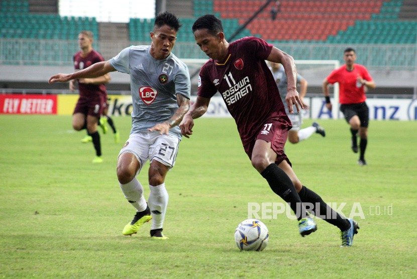 Pesepakbola PSM Makassar M Rahmat (kanan) berebut bola dengan pesepakbola Kaya FC Iloilo Felonggo (kiri) dalam penyisihan grup H piala AFC 2019 di Stadion Pakansari, Bogor, Jawa Barat, Selasa (2/4/2019). 