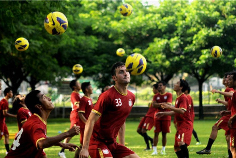 Pesepakbola PSM Makassar melakukan latihan rutin di Lapangan Karebosi, Makassar, Sulawesi Selatan. 