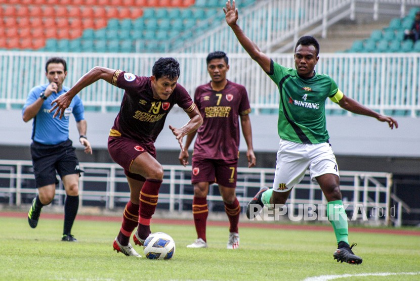 Pesepak bola PSM Makassar Rizky Pellu (kiri) menguasai bola dibayangi pesepak bola Lalenok United Da Costa (kanan) pada laga play-off leg 2 Piala AFC 2020 di Stadion Pakansari, Bogor, Jawa Barat, Rabu (29/1).