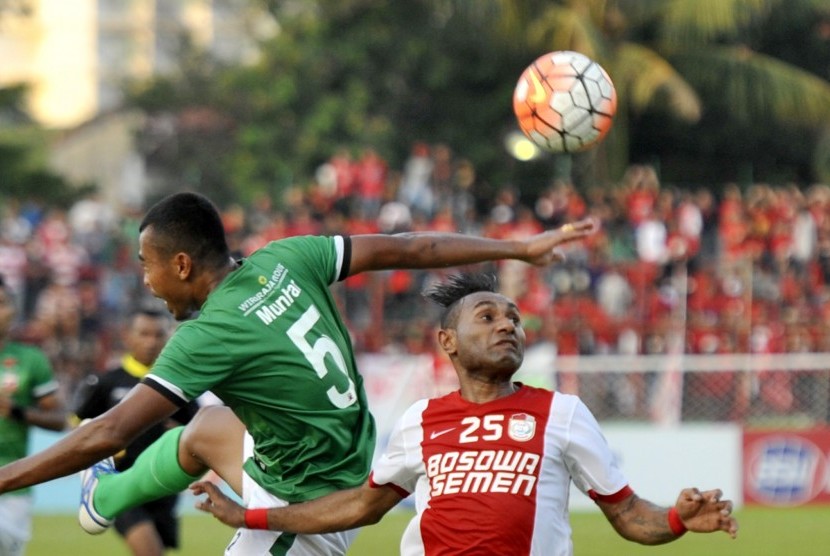 Pesepakbola PSM Makassar Titus Bonai (kanan).