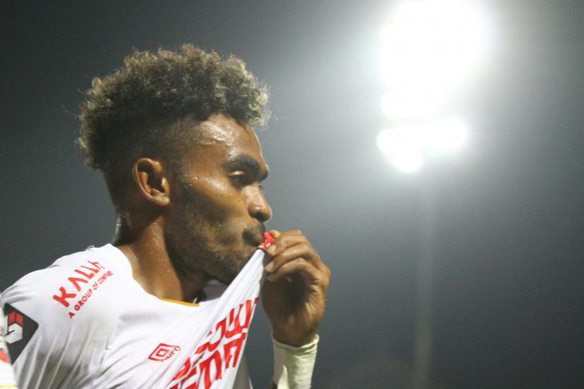 Pesepak bola PSM Makassar, Yakob Sayuri terkena hinaan rasialisme.