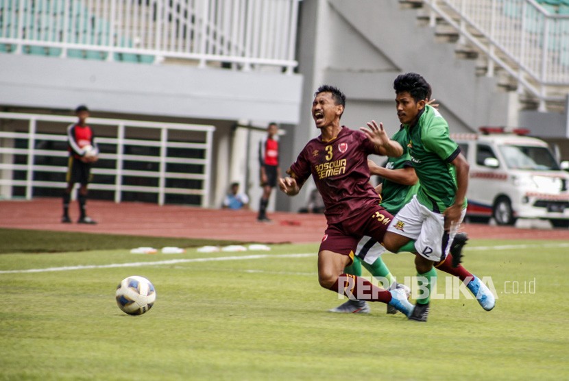 Pesepakbola PSM Makassar Zulkifli Syukur (kiri) dijatuhkan oleh pesepak bola Lalenok United Yohanes (kanan) pada laga Play-Off Legg 2 Piala AFC 2020 di Stadion Pakansari, Bogor, Jawa Barat, Rabu (29/1/2020).
