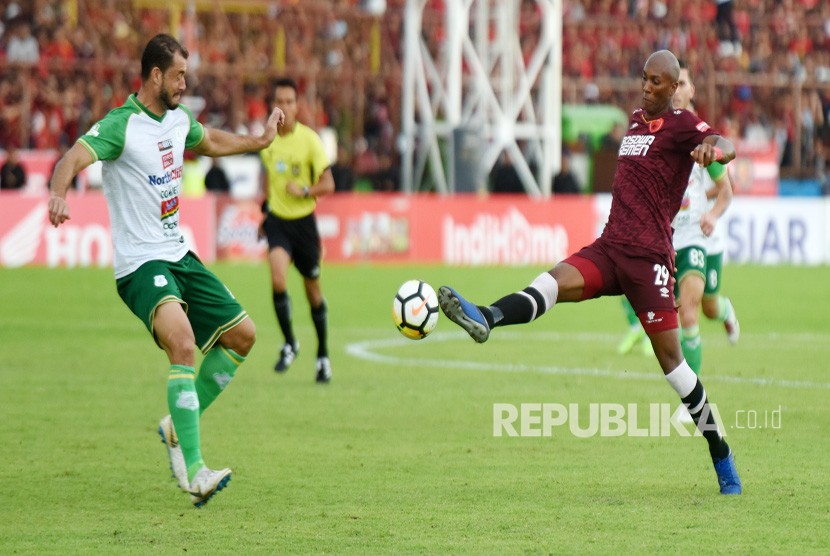 Pesepakbola PSM Makssar Alessandro Ferreira (kanan) berebut bola dengan pesepakbola PSMS Medan Reinaldi Lobo (kiri) saat bertanding pada Lanjutan Liga 1 2018 di Stadion Andi Mattalatta Makassar, Sulawesi Selatan, Ahad (09/12/2018). 