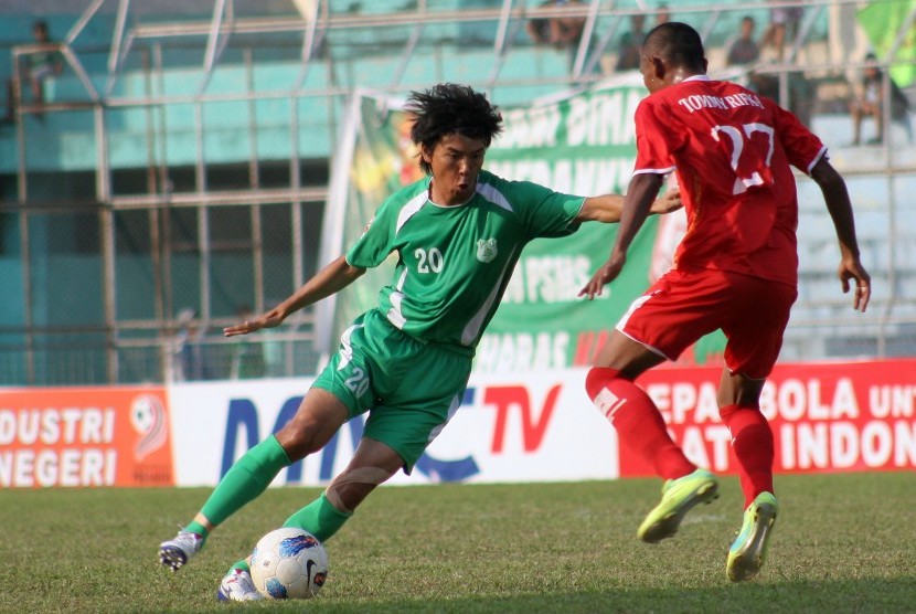 Pesepakbola PSMS Medan An Nyo Yoen (kiri) berusaha melewati pesepakbola Semen Padang Tommy Rifka (kanan) pada pertandingan perempat final Piala Indonesia 2012 di Stadion Teladan Medan, Sumut, Rabu (13/6). Semen Padang berhasil melaju ke semifinal Piala Ind