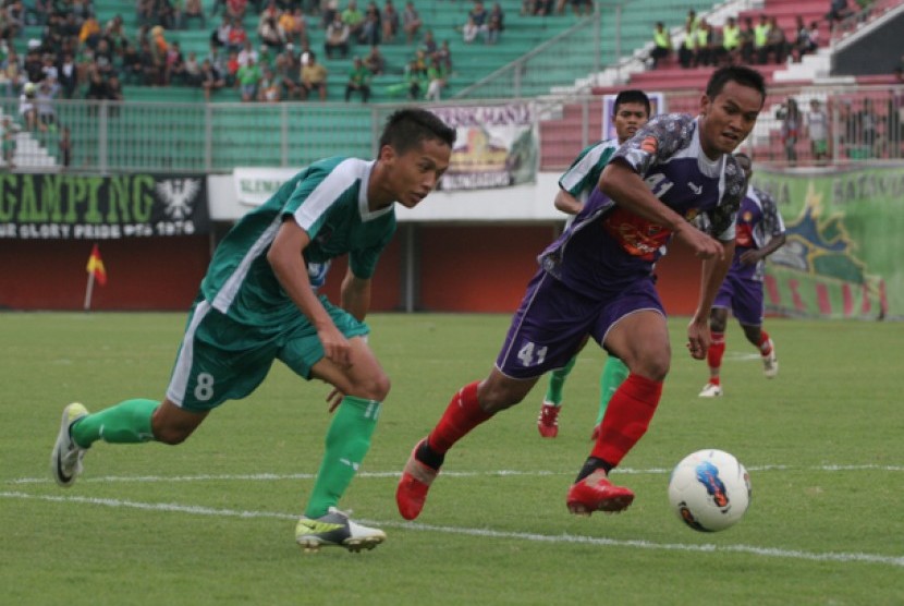 Pesepakbola PSS Sleman, Anang Hadi (kiri) berebut bola dengan pesepakbola Persik Kediri, Zainul Arifin (kanan) pada pertandingan Liga Prima Indonesia Sportindo (LPIS) di Stadion Maguwoharjo, Sleman, Yogyakarta, Sabtu (14/4). Skor akhir 4-1 untuk PSS Sleman