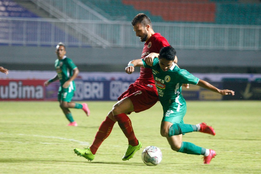 Pesepakbola PSS Sleman Irkham Mila (kanan) berebut bola dengan pesepakbola Persija Jakarta Marco Motta (kiri) dalam lanjutan laga Liga 1 di Stadion Pakansari, Kabupaten Bogor, Jawa Barat, Ahad (5/9/2021).