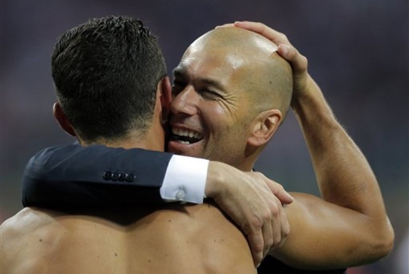  Penyerang Real Madrid Cristiano Ronaldo memeluk pelatihnya Zinedine Zidane (kanan).