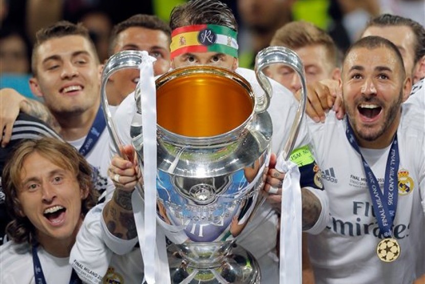  Pesepakbola Real Madrid merayakan kemenangan setelah tampil sebagai juara Liga Champions di Stadion San Siro, Milan, Ahad (29/5).  (AP/Manu Fernandez)