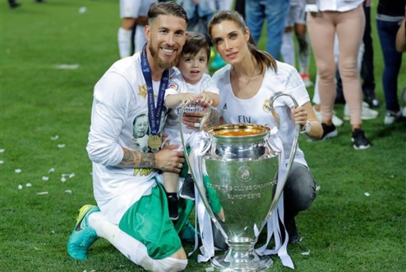 Download Gambar gambar real madrid pegang piala Keren